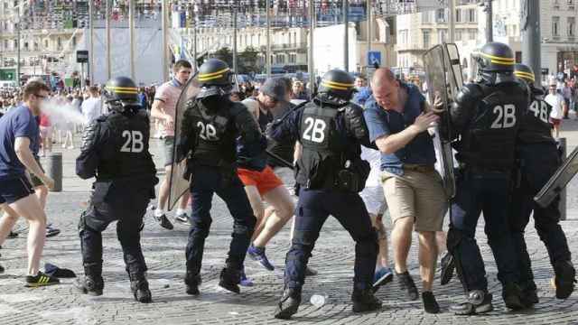 Altercados en Marsella entre la policía y hoolingans rusos