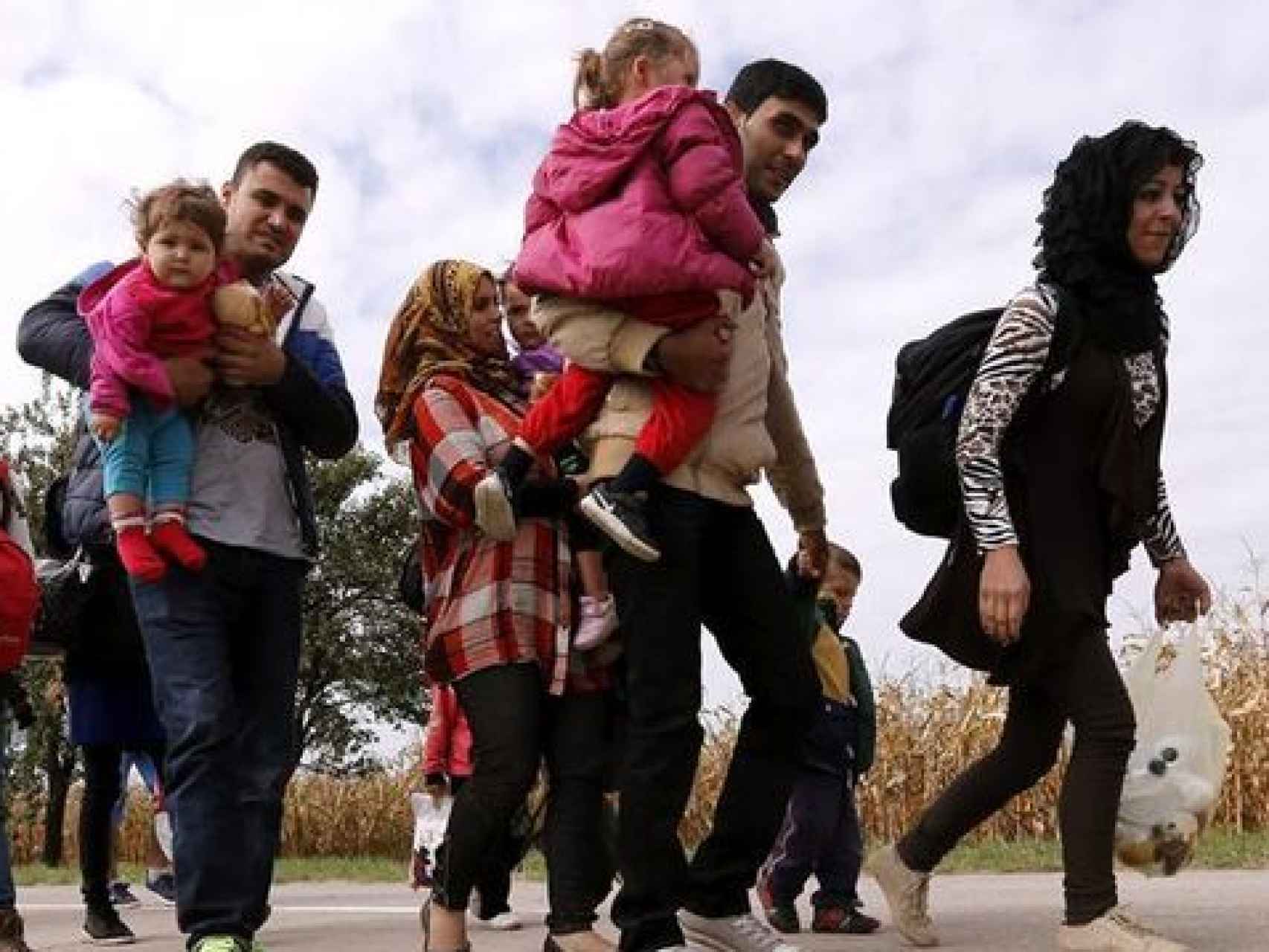 Refugiados caminan por una carretera del pueblo croata Ilok, fronterizo con Serbia.