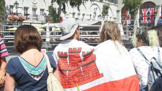 Los gibraltareños esperaban la llegada de Cameron al mitin previsto.