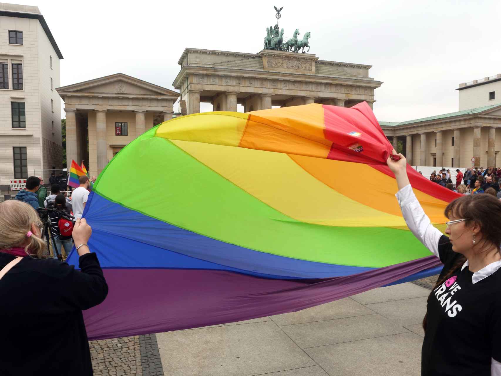 La bandera gay en una marcha homenaje por las víctimas del tiroteo en Orlando en la embajada de EEUU en Berlín.