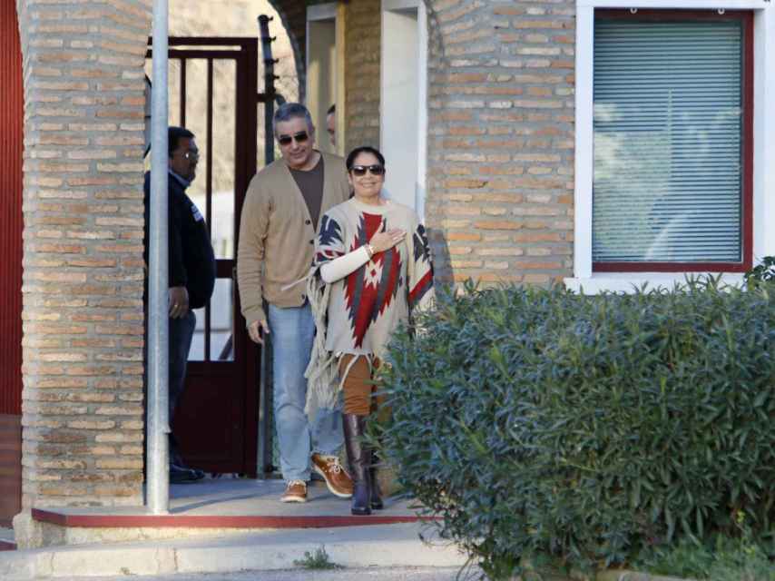 La cantante Isabel Pantoja y su hermano Agustín saliendo de la cárcel de Alcalá de Guadaira