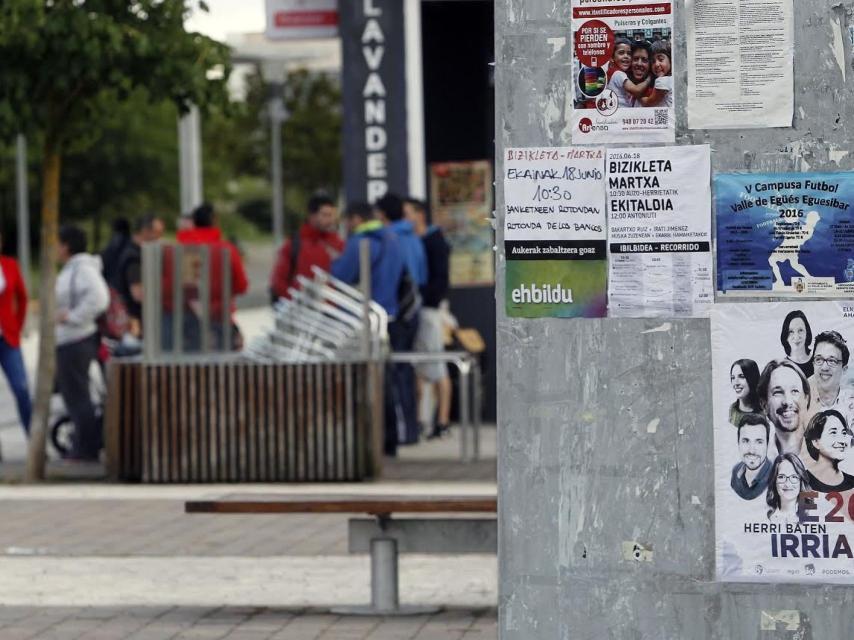 Los carteles de Podemos ya decoran Egüés.