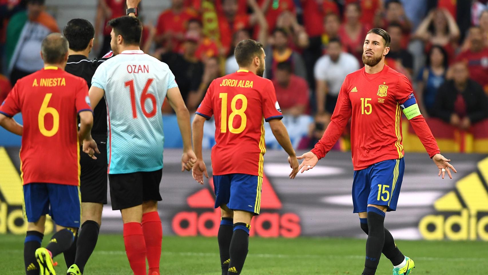 Sergio Ramos recibió la segunda amarilla más rápida de la historia de la Eurocopa.