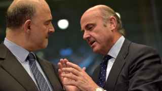 El ministro Guindos conversa con el comisario Moscovici en una reciente reunión del Eurogrupo