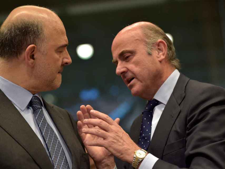 El ministro Guindos conversa con el comisario Moscovici en una reciente reunión del Eurogrupo