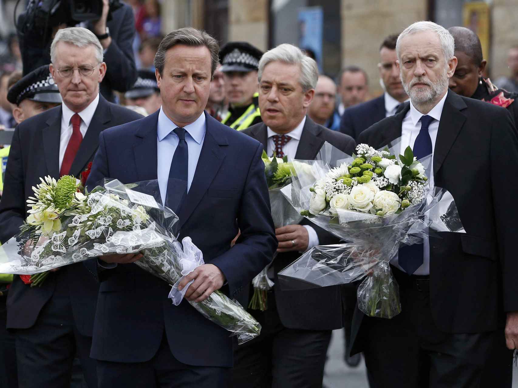 Cameron y Corbyn llevan unas flores cerca del lugar donde Jo Cox sufrió el mortal ataque.