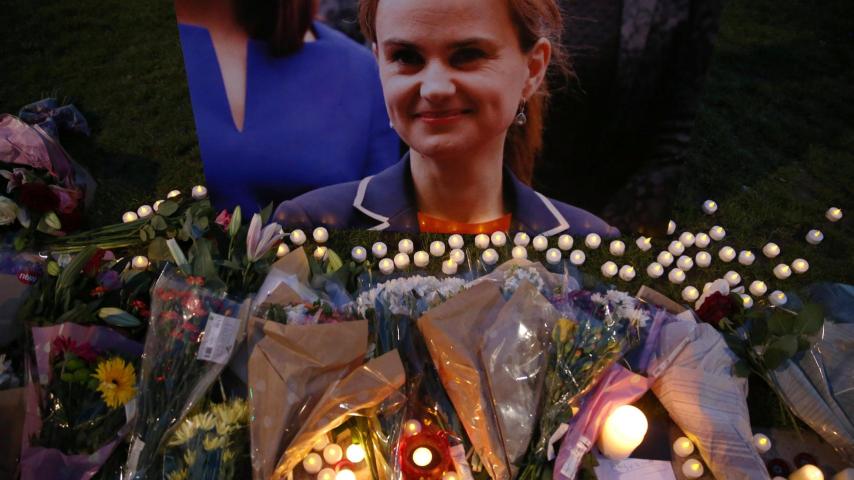 Flores en homenaje a Jo Cox en Londres, en la plaza del Parlamento.