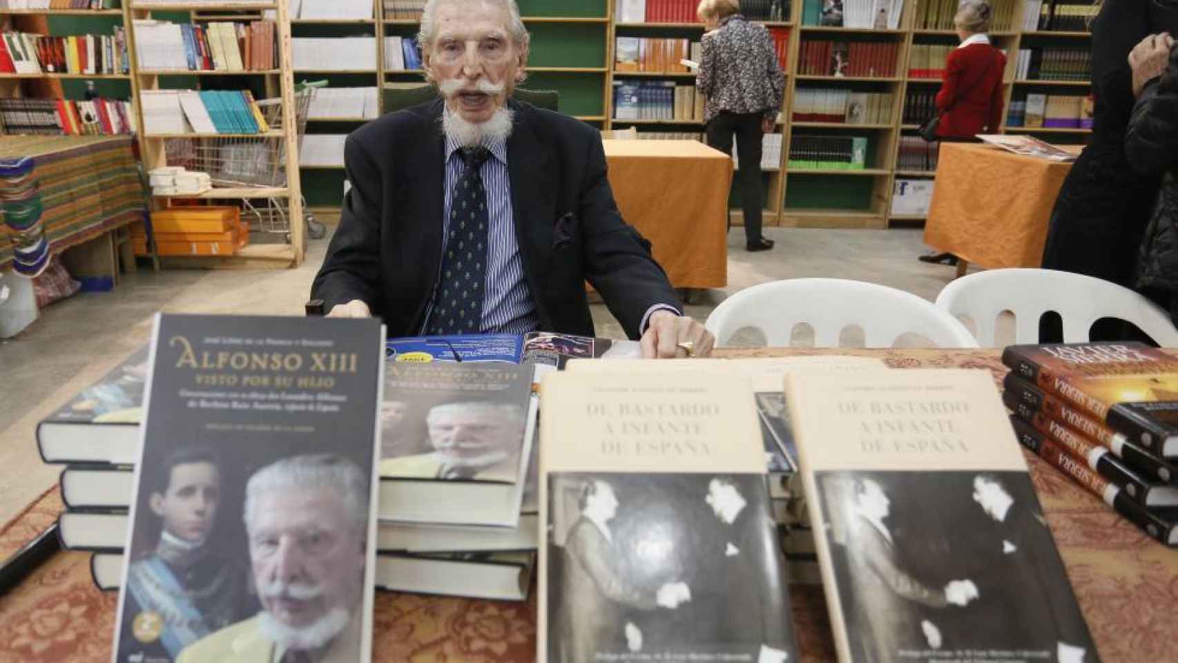 Leandro de Borbón promocionando sus libros autobiográficos