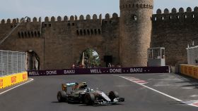 El Mercedes de Rosberg en el circuito urbano de Baku