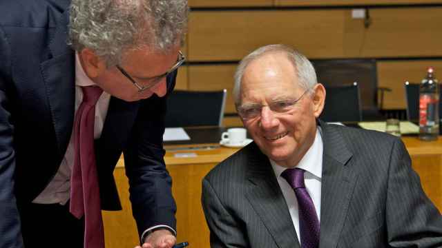 El ministro alemán Schäuble defiende que la banca debe reducir riesgos.
