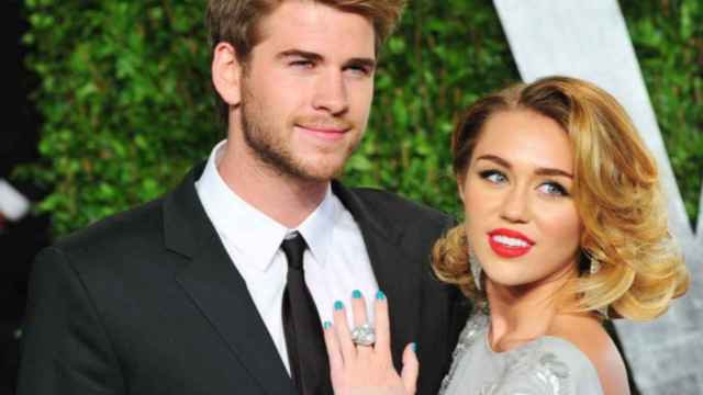 Liam Hemsworth y Miley Cyrus en la fiesta post Oscar de Vanity Fair en 2012