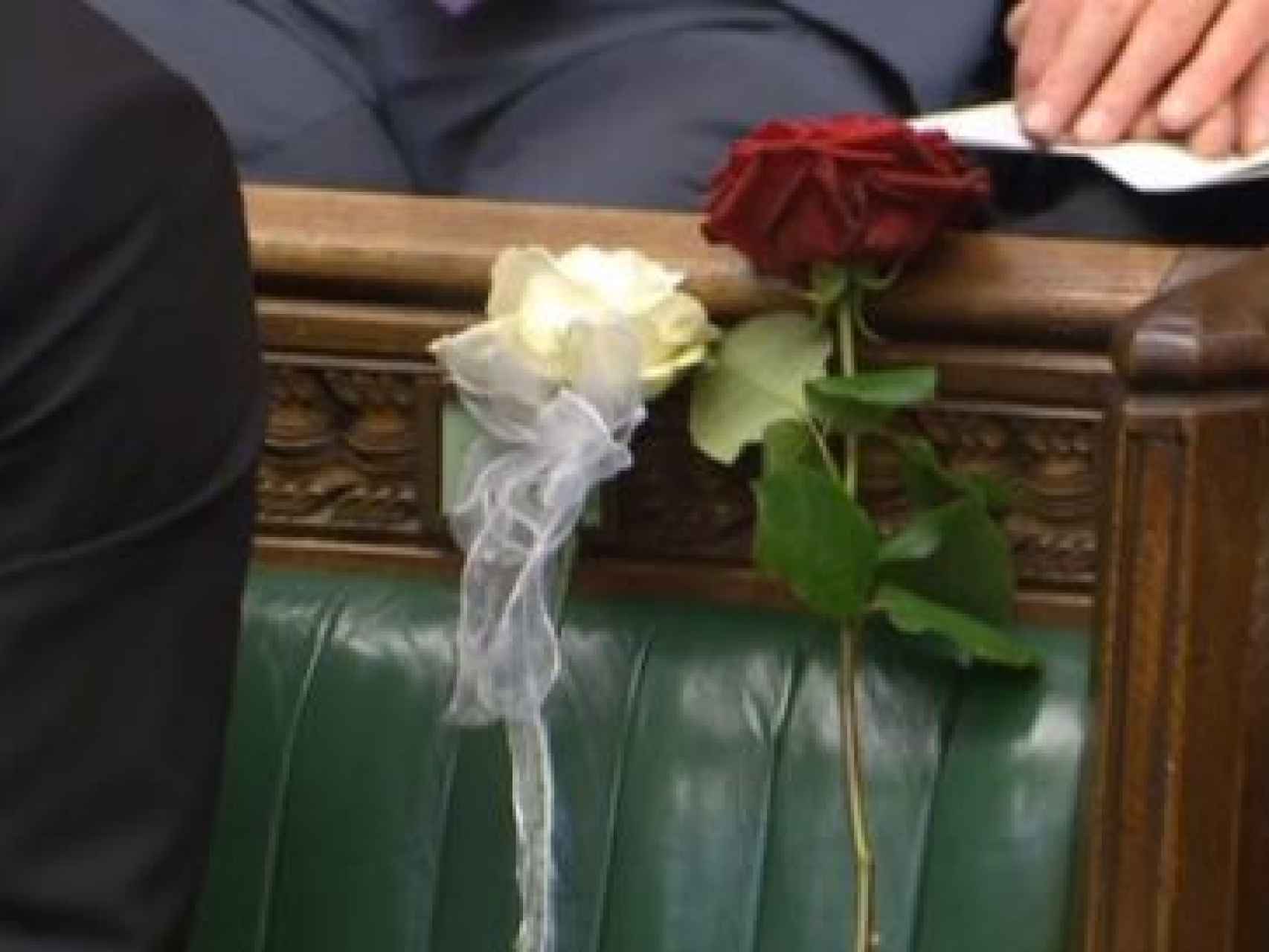 Ofrenda floral en el escaño de la diputada asesinada