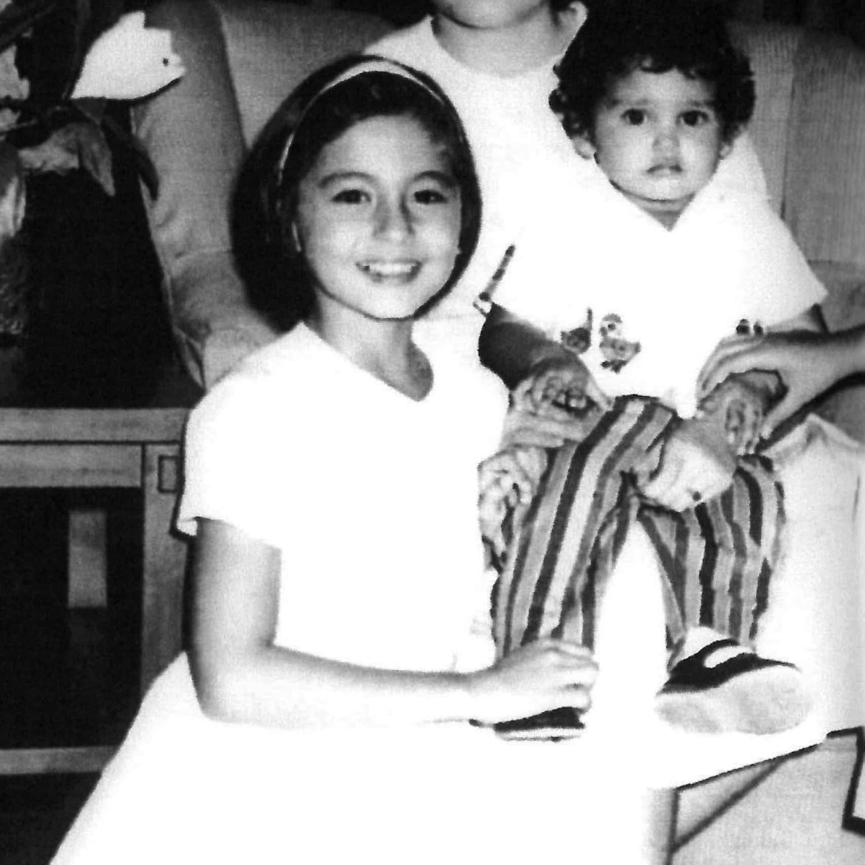 Isabel a los ocho años junto a su hermana mayor Victoria y uno de sus primos