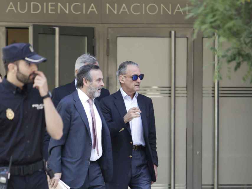 Mario Conde abandonando la Audiencia Nacional