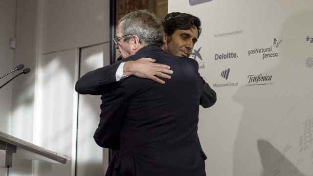 Álvarez-Pallete y César Alierta se saludan en el acto de anoche en el congreso de directivos.