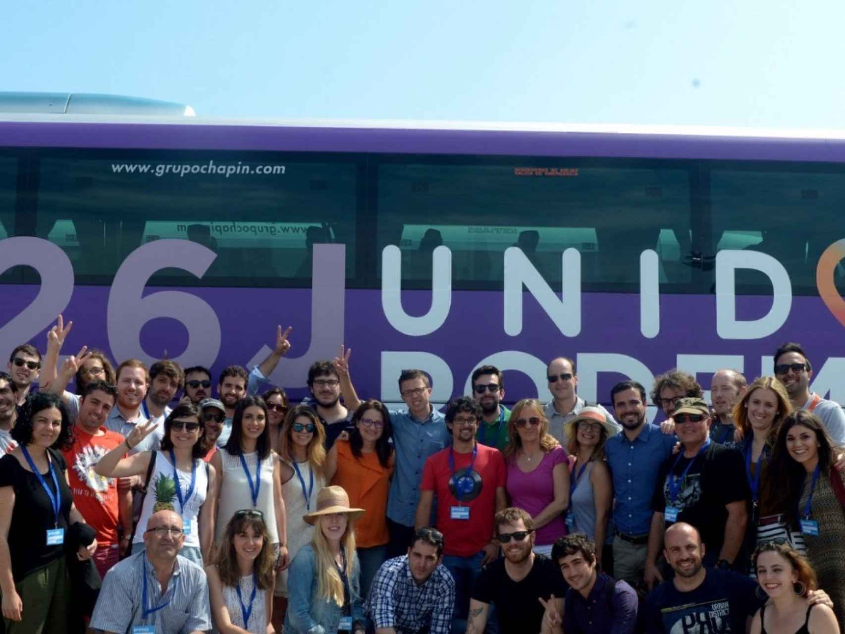 Miembros de la coalición y periodistas, junto al autobús de UP.