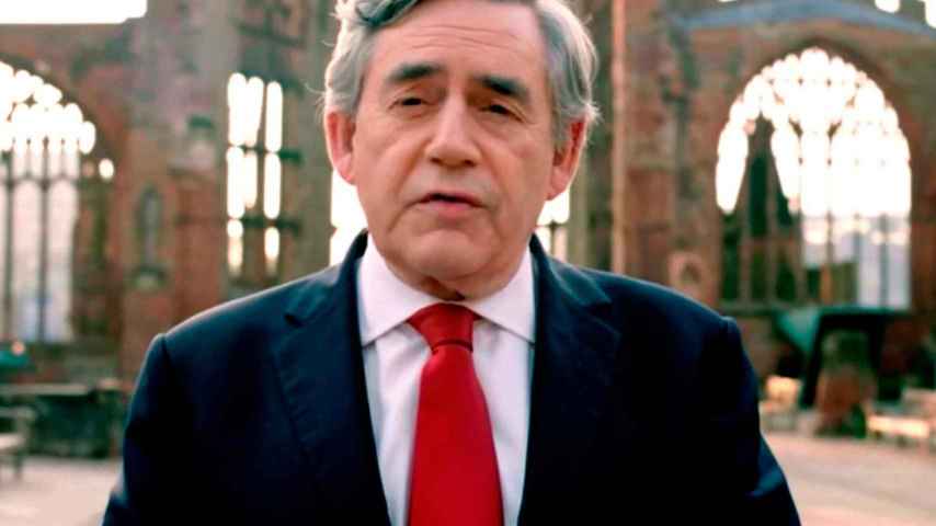 Gordon Brown durante la grabación del anuncio pro-UE en las ruinas de la catedral de Coventry.