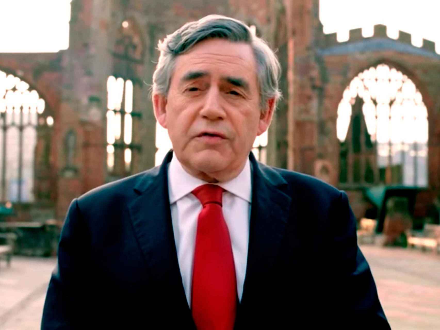 Gordon Brown durante la grabación del anuncio pro-UE en las ruinas de la catedral de Coventry.