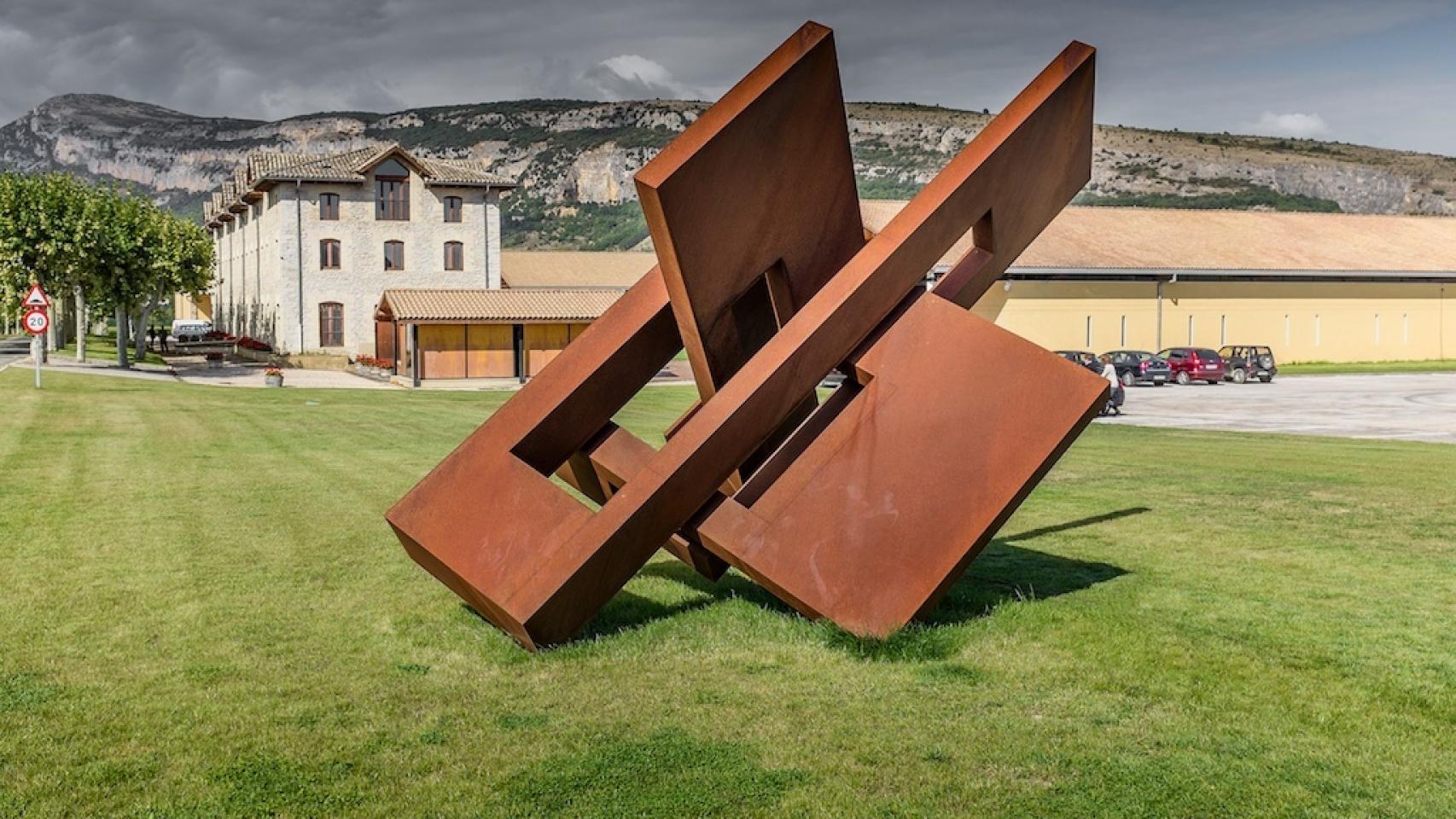 Escultura Berned en bodega antigua.