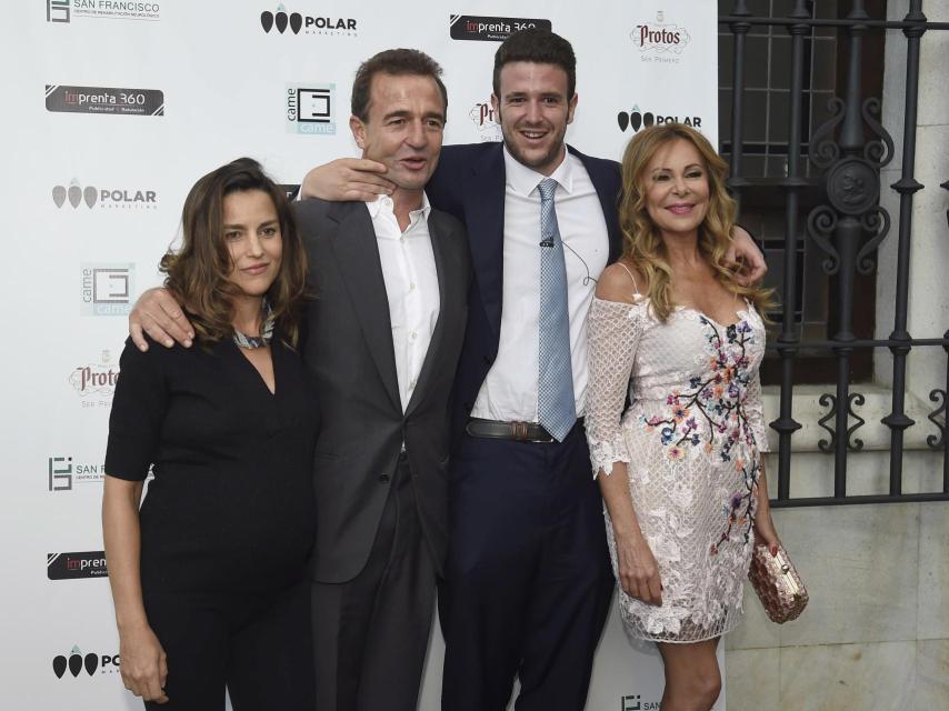 La actriz Ana García Obregón, María Palacios , Alejandro Lequio y Álex Lequio Obregón durante un acto de la fundación Came Came en Madrid
