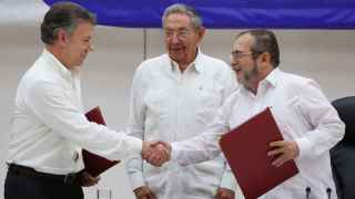 El presidente Santos y el lider de las FARC, Rodrigo Londono.