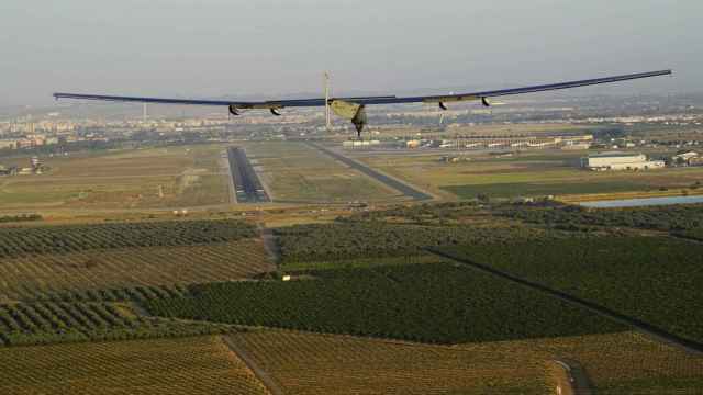 El Solar Impulse II enfila el aeropuerto de San Pablo en Sevilla.