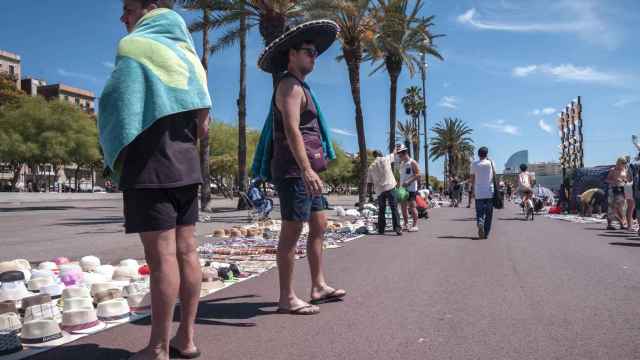 Turistas compran a diario productos falsificados en el paseo San Joan de Borbó