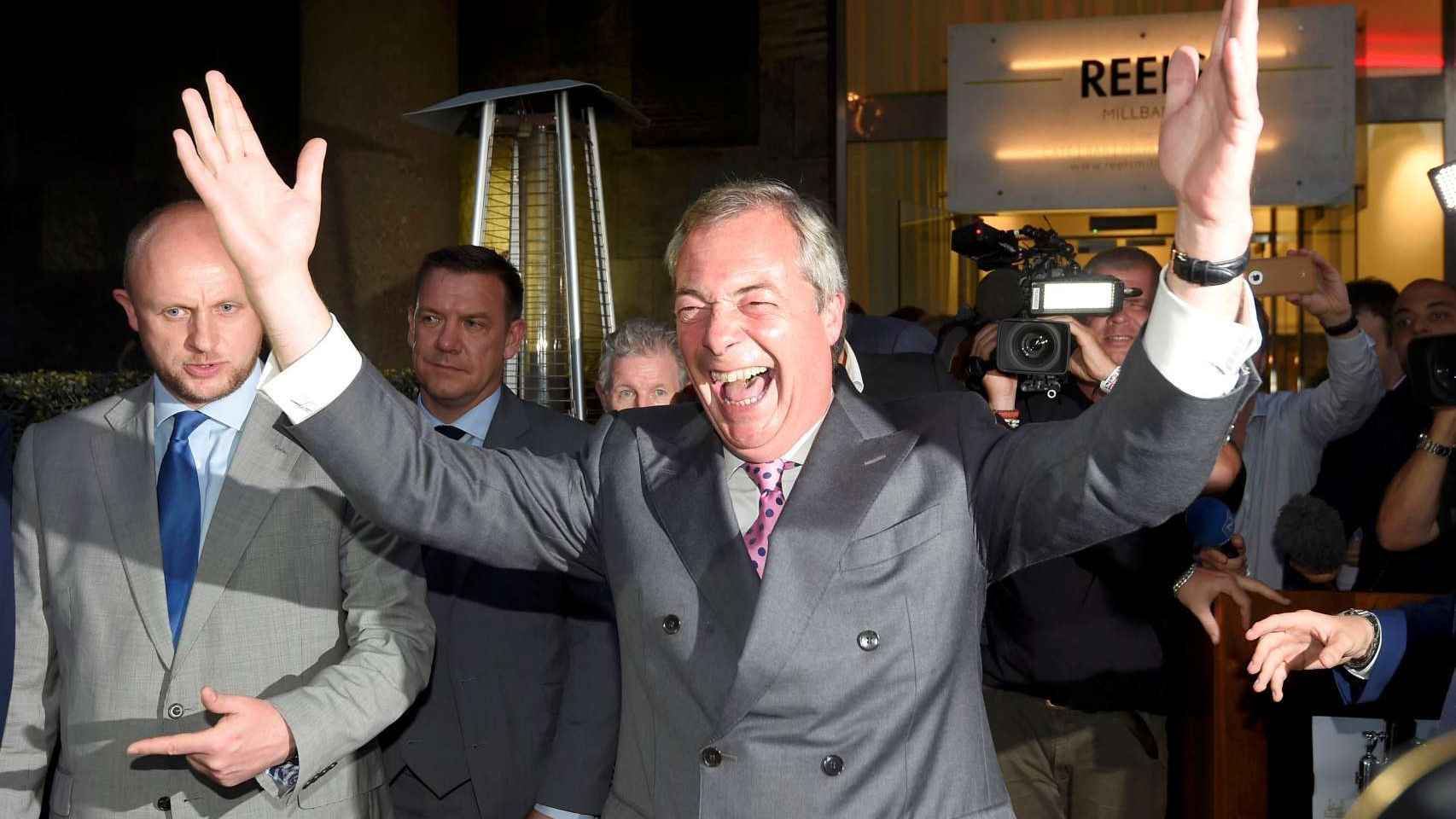 Nigel Farage, líder del United Kingdom Independence Party (UKIP), celebra el resultado del referéndum