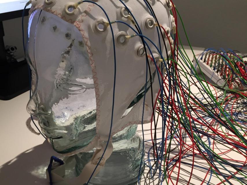 El casco de electrodos.