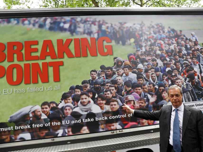Nigel Farage delante de un anuncio de su partido contra los refugiados.