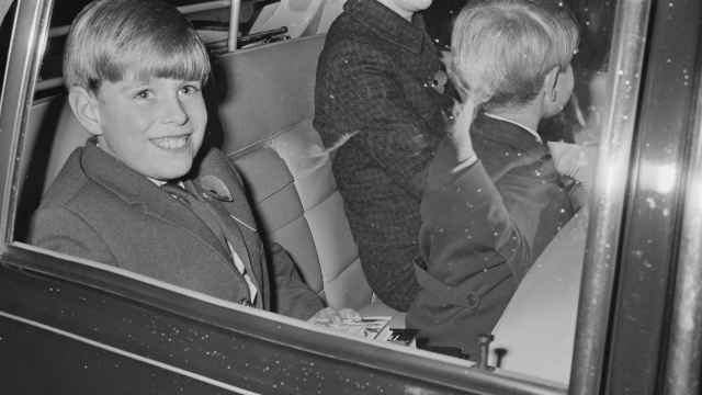 El príncipe Andrés de Inglaterra, de niño en un coche.