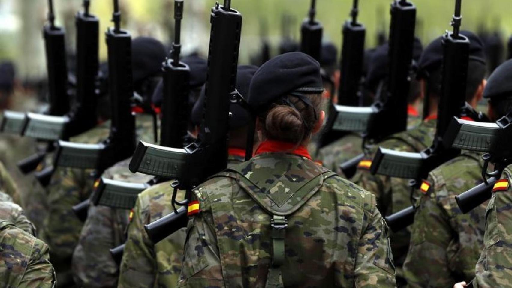 Grupo De Soldados Con Traje Militar Histórico Foto de archivo