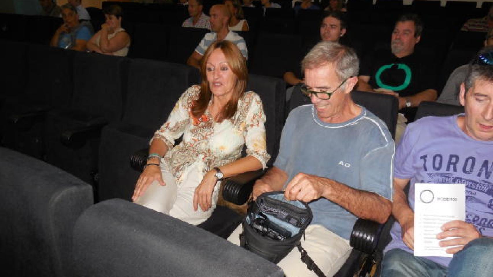 Henar Ortiz con unos amigos en la presentación de Podemos en Asturias