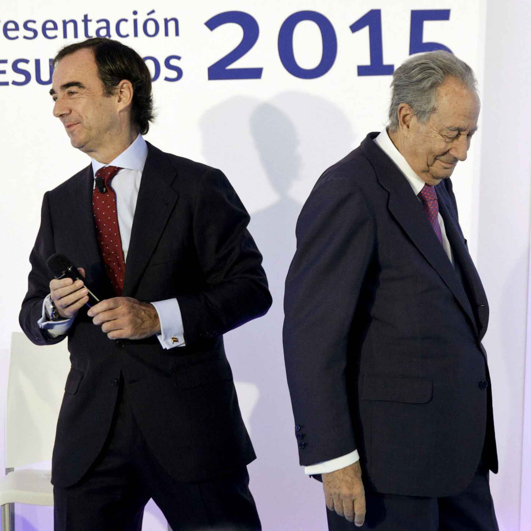 Juan Miguel Villar-Mir hijo (izqda) y Villar-Mir padre (dcha) escenifican el relevo de la empresa