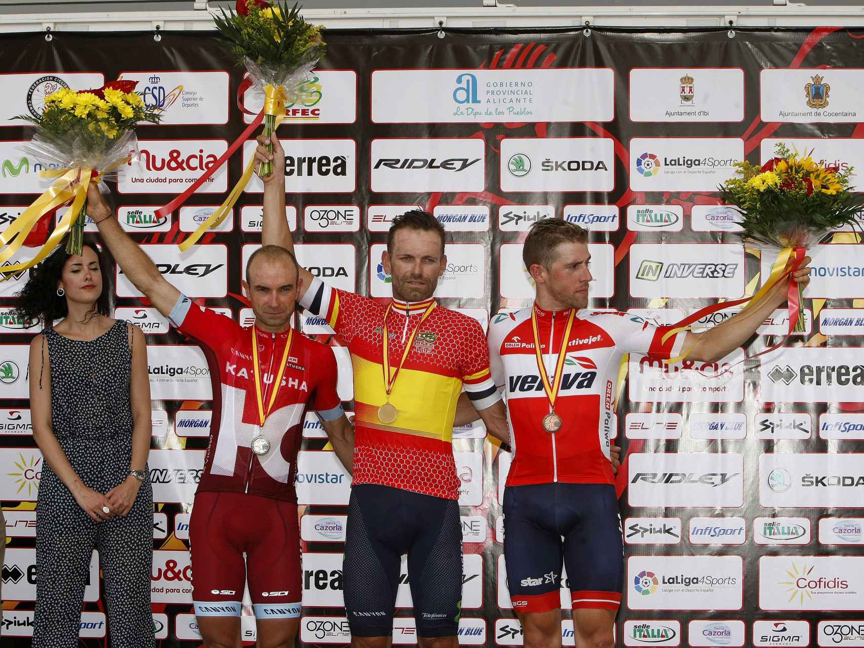 Rojas como campeón de España en el podio junto a Vicioso y Simón.