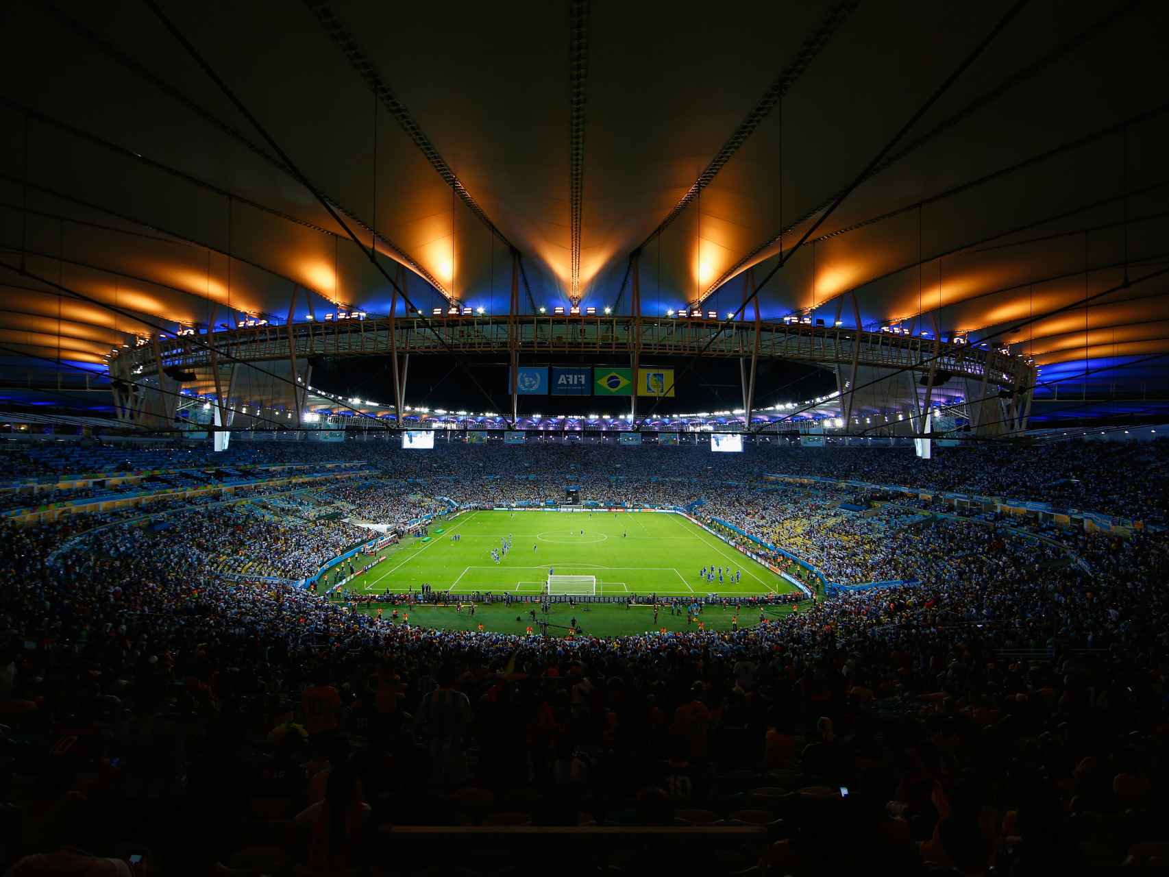 Стадионы каждый день. Стадион Маракана 2021. Стадион Маракана трибуны. Маракана стадион вид с поля. Футбольный стадион Бразилии.