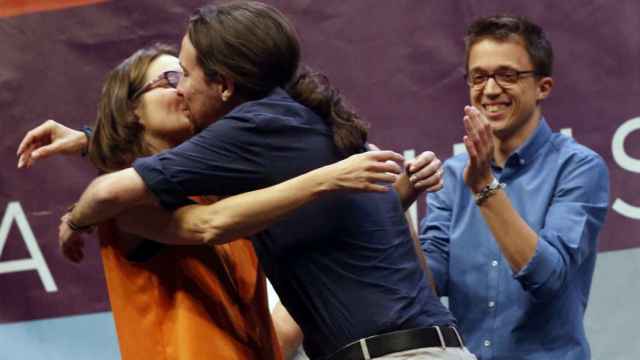 Pablo Iglesias y la vicepresidenta de la Generalitat valenciana, Monica Oltra, se besan.