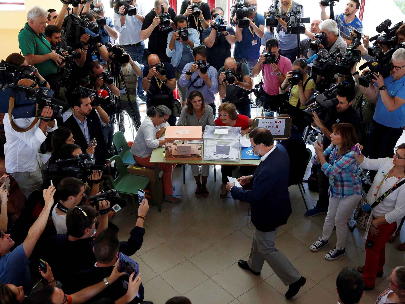 Rajoy vota en las elecciones generales de 26 de junio de 2016.