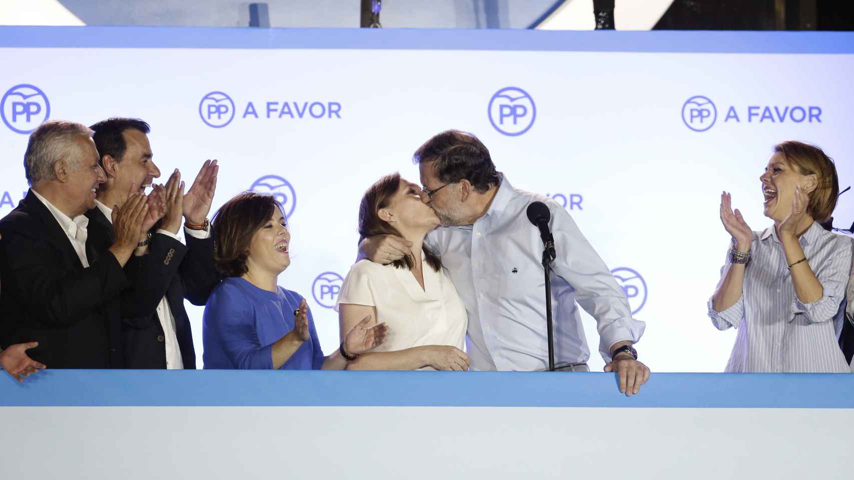 Rajoy y Elvira se besan ante la cara de sorpresa de Arenas, Maillo, Soraya y Dolores de Cospedal