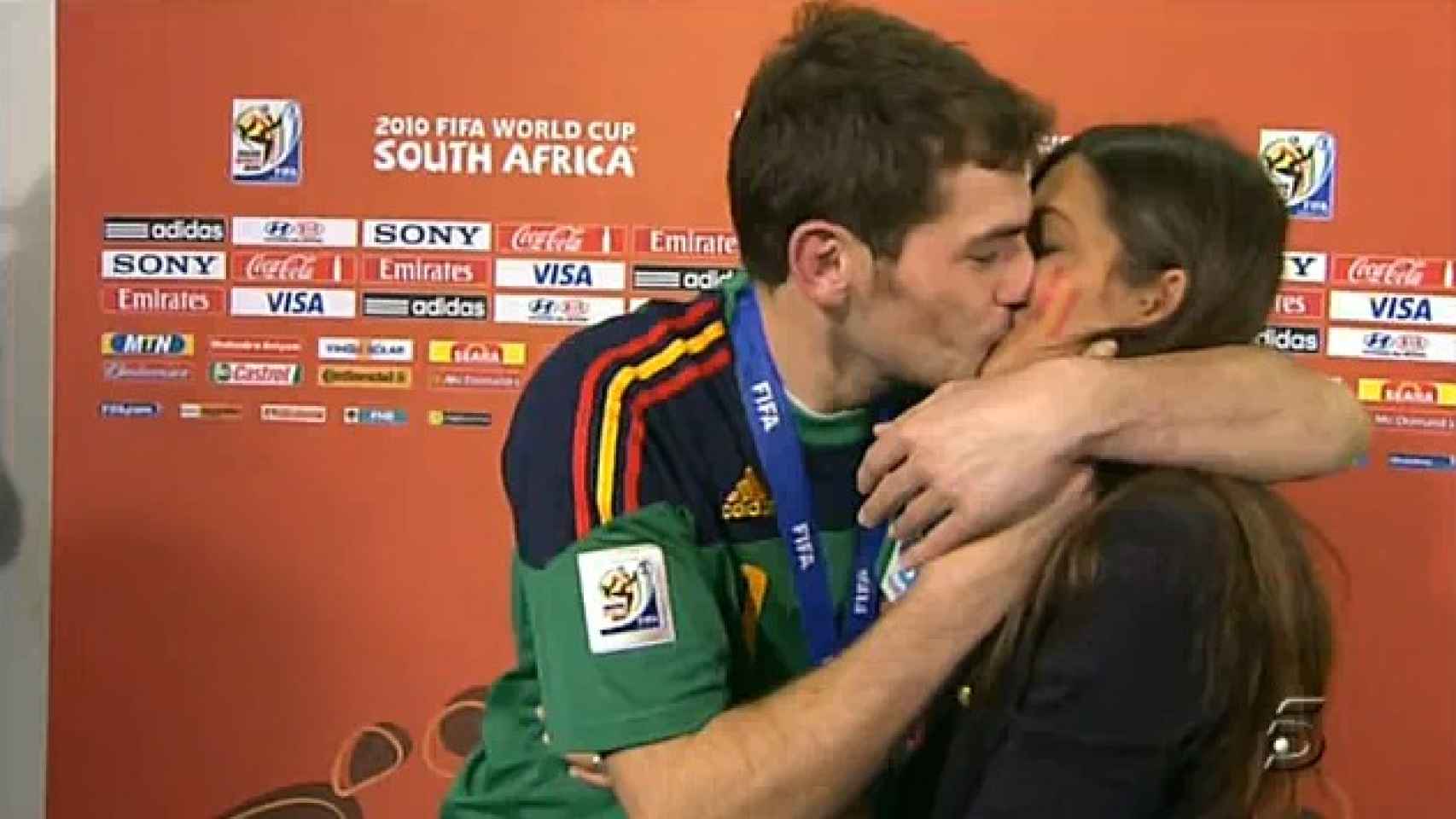 Iker Casillas besó a Sara Caronero mientras esta le entrevistaba tras la victoria