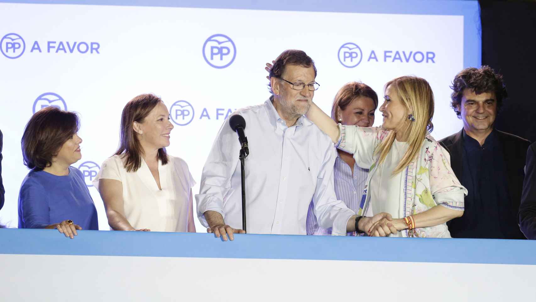 Cifuentes besa a Rajoy ante el estupor de su segunda, Soraya Saénz de Santamaría