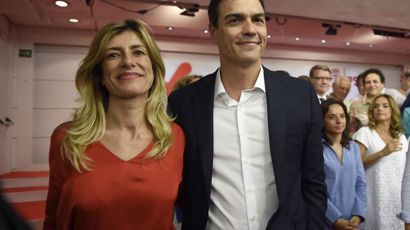 Begoña Gómez y Pedro Sánchez escenifican la sonrisa de la derrota