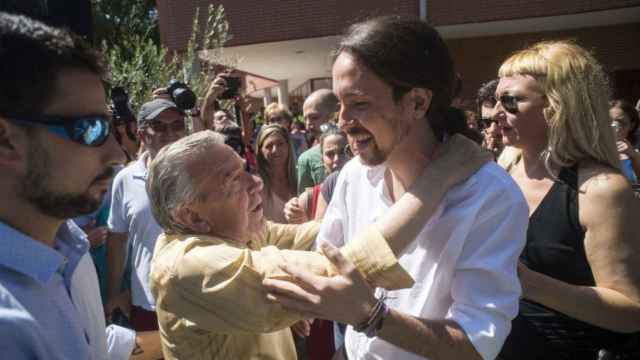 Un hombre abraza el pasado domingo a Pablo Iglesias al salir del colegio electoral.