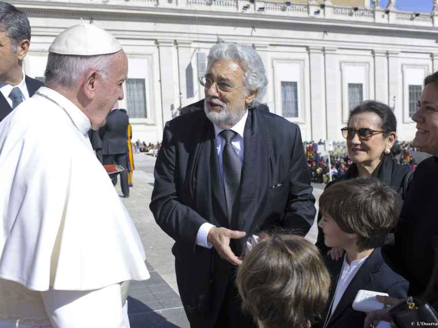 Plácido Domingo fue recibido por Papa Francisco junto a su familia