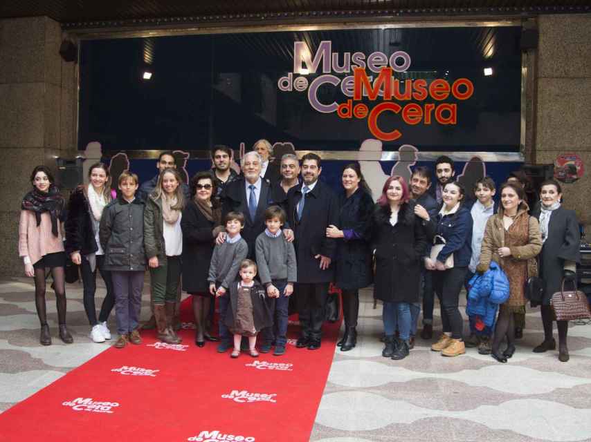Placido Domingo y su familia en la presentación de su figura en el Museo de Cera de Madrid