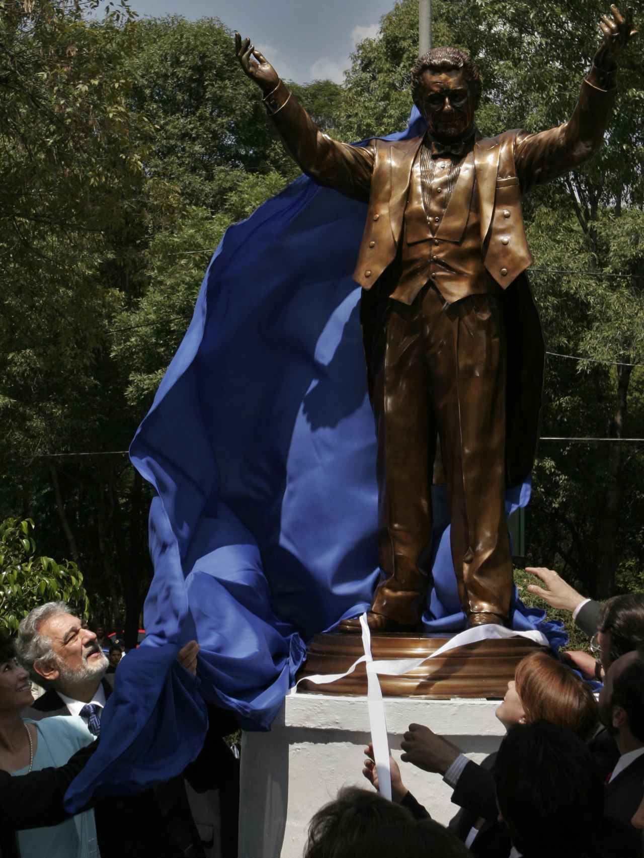 Plácido descubriendo su estatua en México DF por su ayuda en el terremoto de 1985
