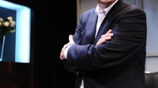 Felix Álvarez durante la presentación de una obra teatral