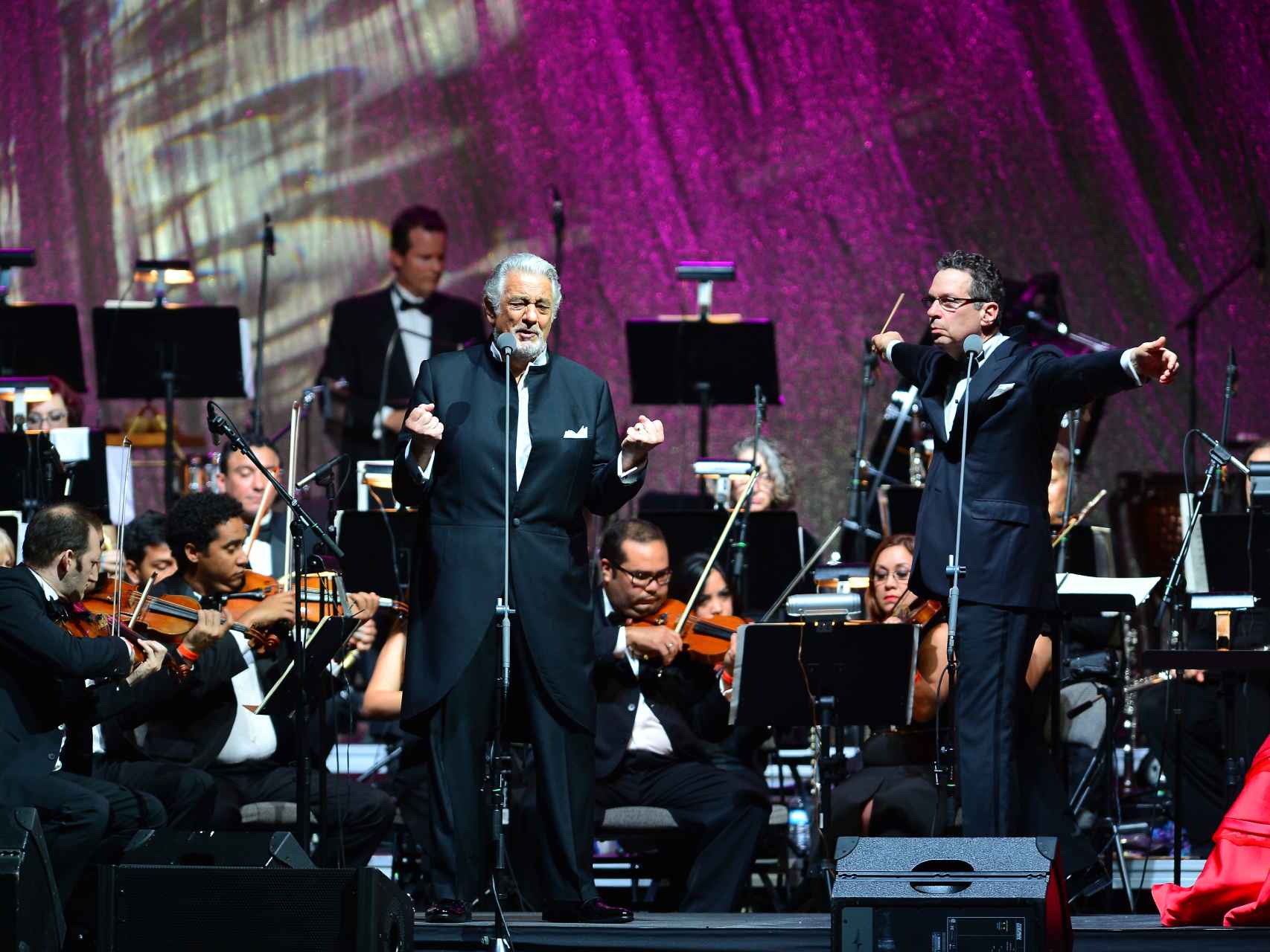 Placido Domingo durante el concierto en el estadio AmericanAirlines Arena de Miami