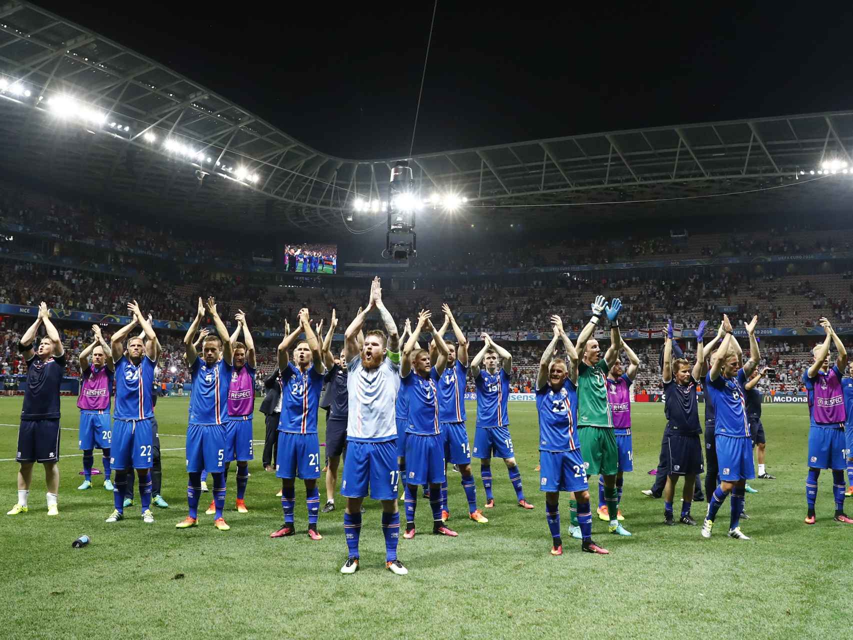 Los jugadores de Islandian celebran su victoria ante Inglaterra.