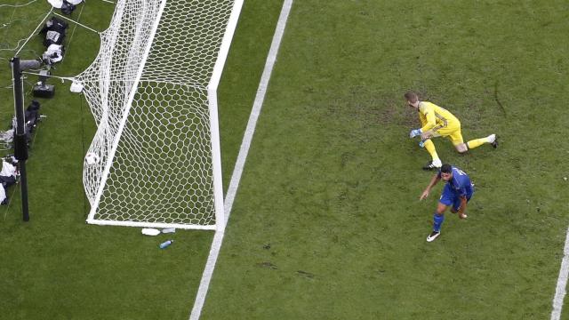 Italia marca el segundo gol del partido.